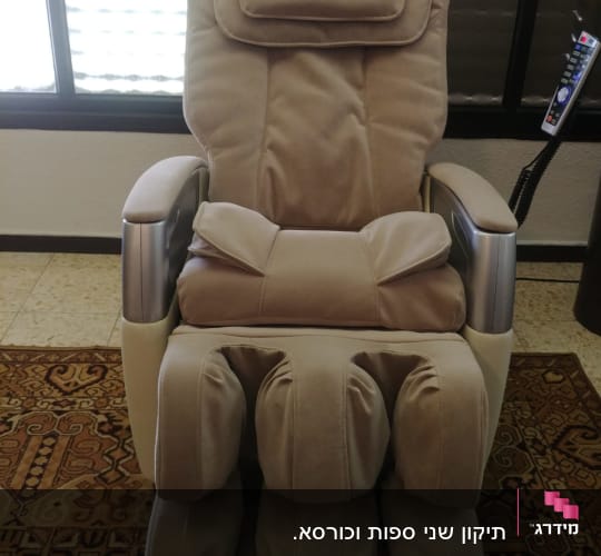 כיסא עיסוי עם ריפוד מרופד ומסך שליטה